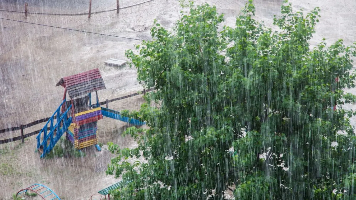 Mintegy négyszáz helyszínre kellett kivonulniuk a tűzoltóknak.