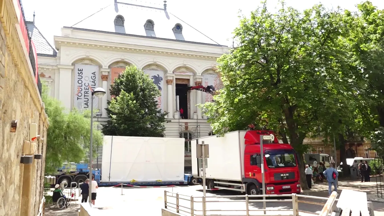 Idén már másodszor bontották meg a pécsi Csontváry Múzeum emeleti homlokzatát