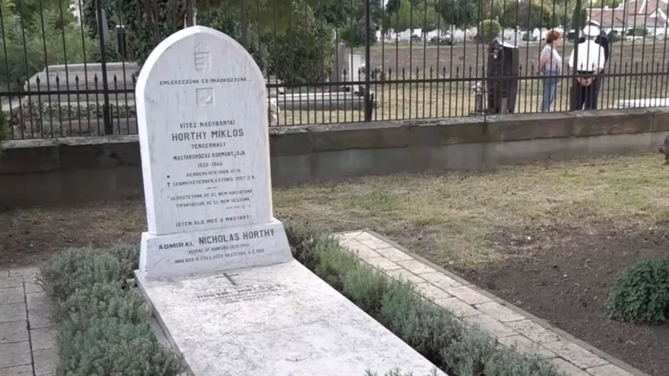 Harminc éve temették újra Horthy Miklóst szülőhelyén