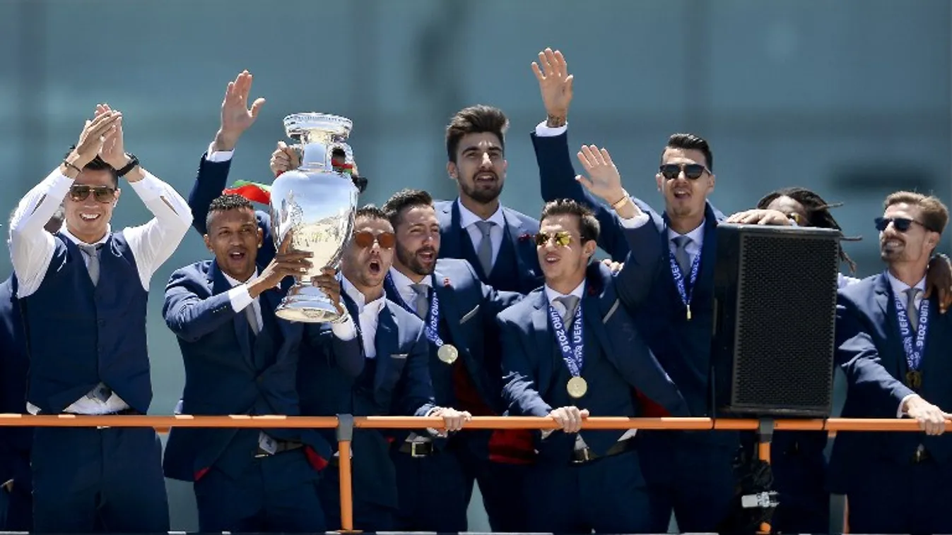 Ronaldóék Lisszabon utcáin fiesztáznak