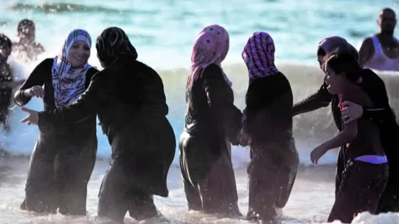 Az uszodából is kitiltanák a burkában fürdőzőket Olaszországban