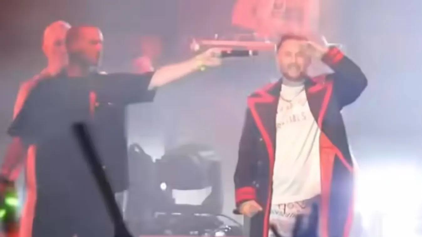 Egy fiktív ország miniszterelnökeként „lőtték fejbe" Majkát a színpadon – a rendezők elhatárolódtak + videó