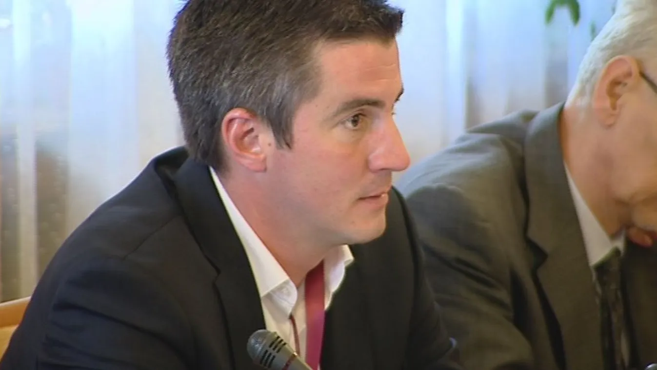 Válaszadás helyett az ellenzéki tüntetőket szidták a kormánypártiak