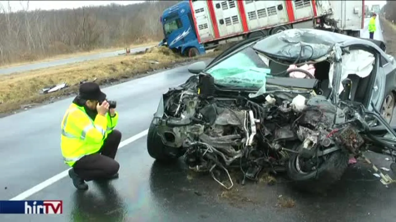 Frontálisan ütközött a teherautóval, nem élte túl