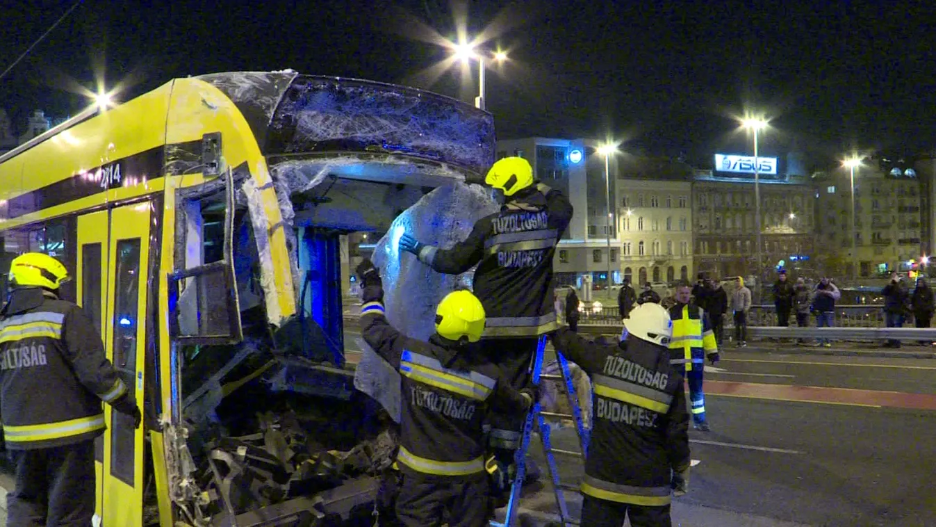A Petőfi hídon csapódott egymásnak két villamos