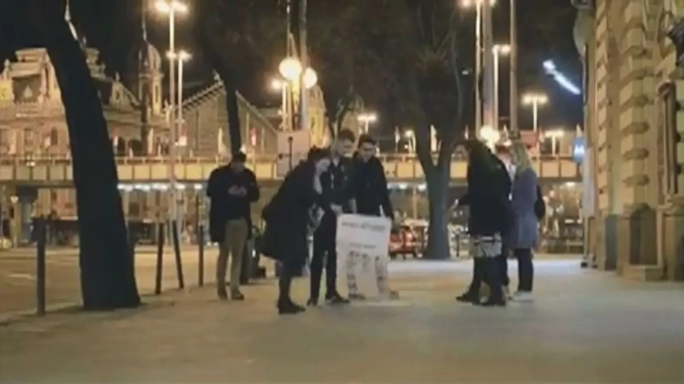 Járdafestéssel akciózott a Momentum a Legfőbb Ügyészség előtt