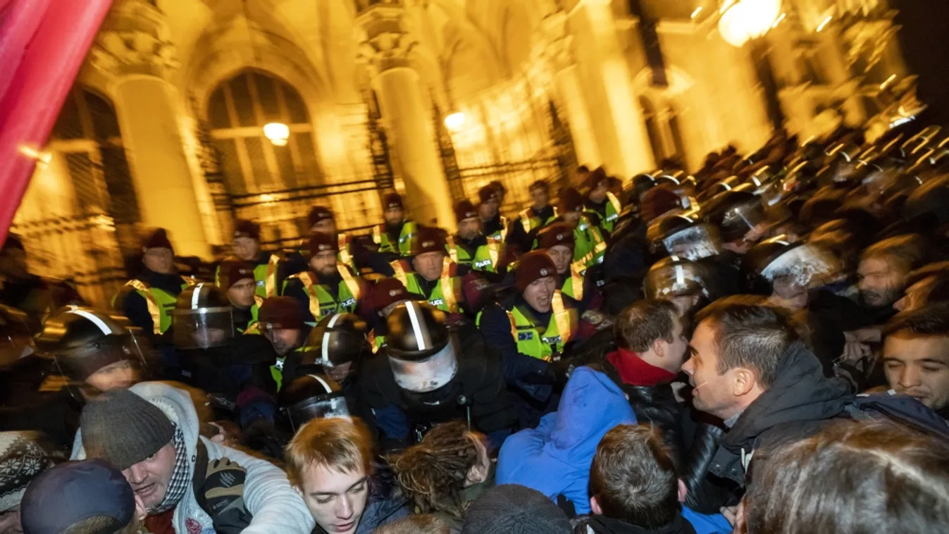 Tüntettek a Kossuth téren: öt rendőr sérült meg