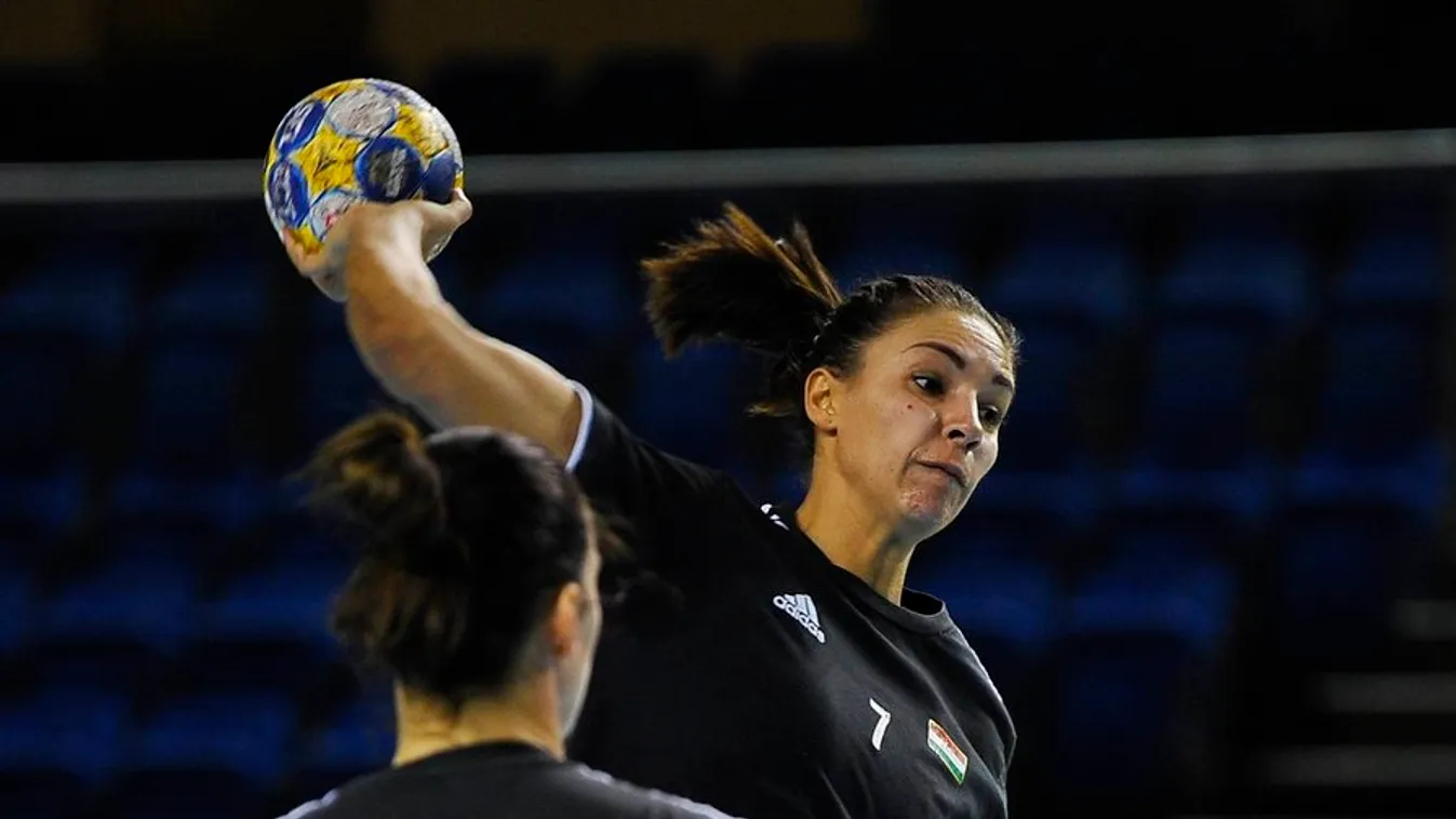 Gyermekáldás elé néz a válogatott kézilabdázó