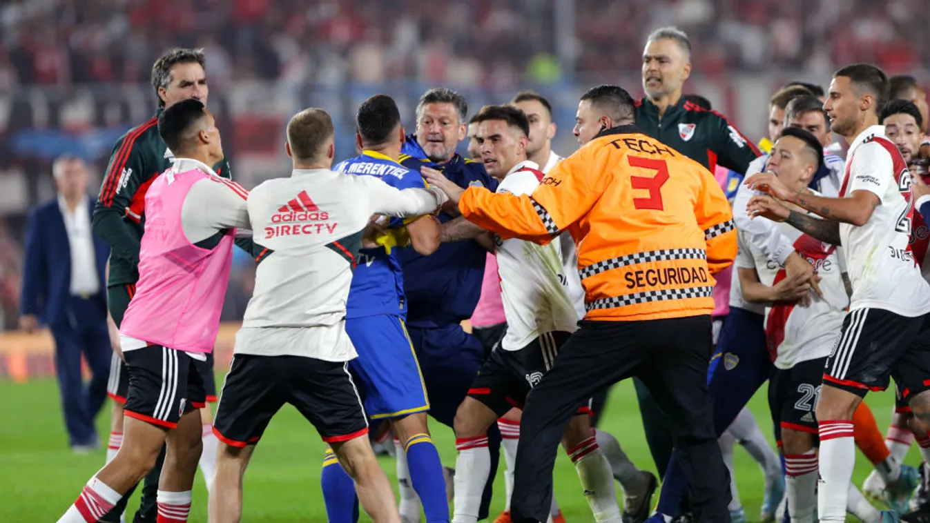 Tömegverekedés és hét piros lap az argentin focirangadón