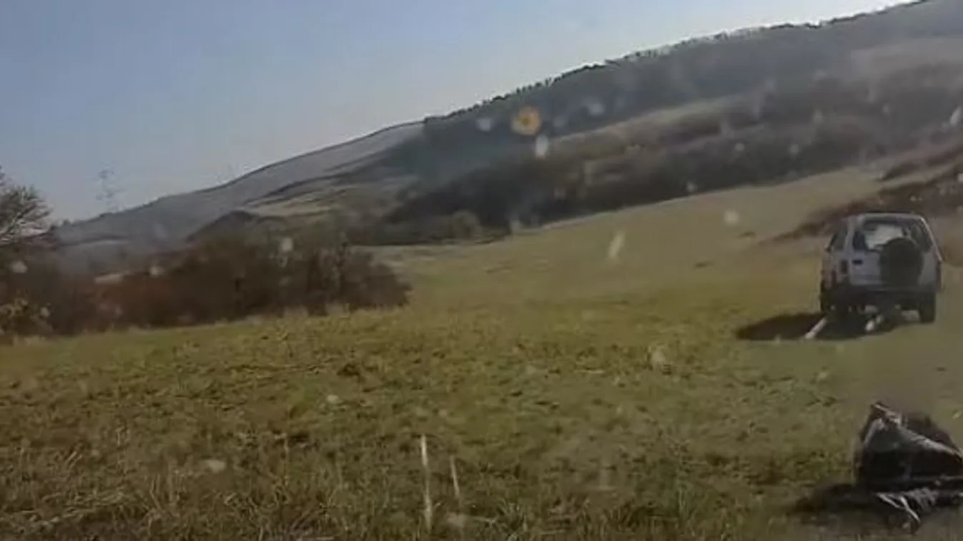 A rendőrautó kamerája felvette, áthajtott egy autó a baranyai járőrön - videó!