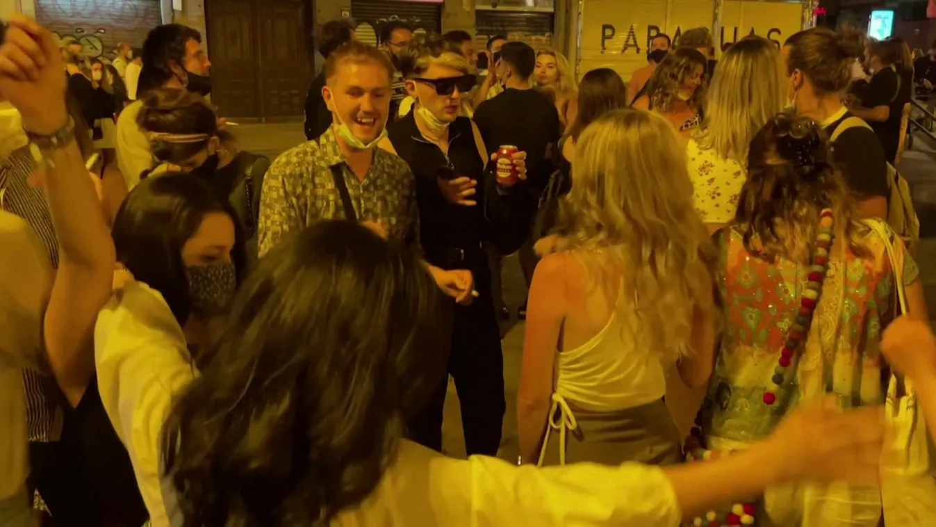 Tömegek buliztak a kijárási tilalom feloldása örömére Spanyolországban