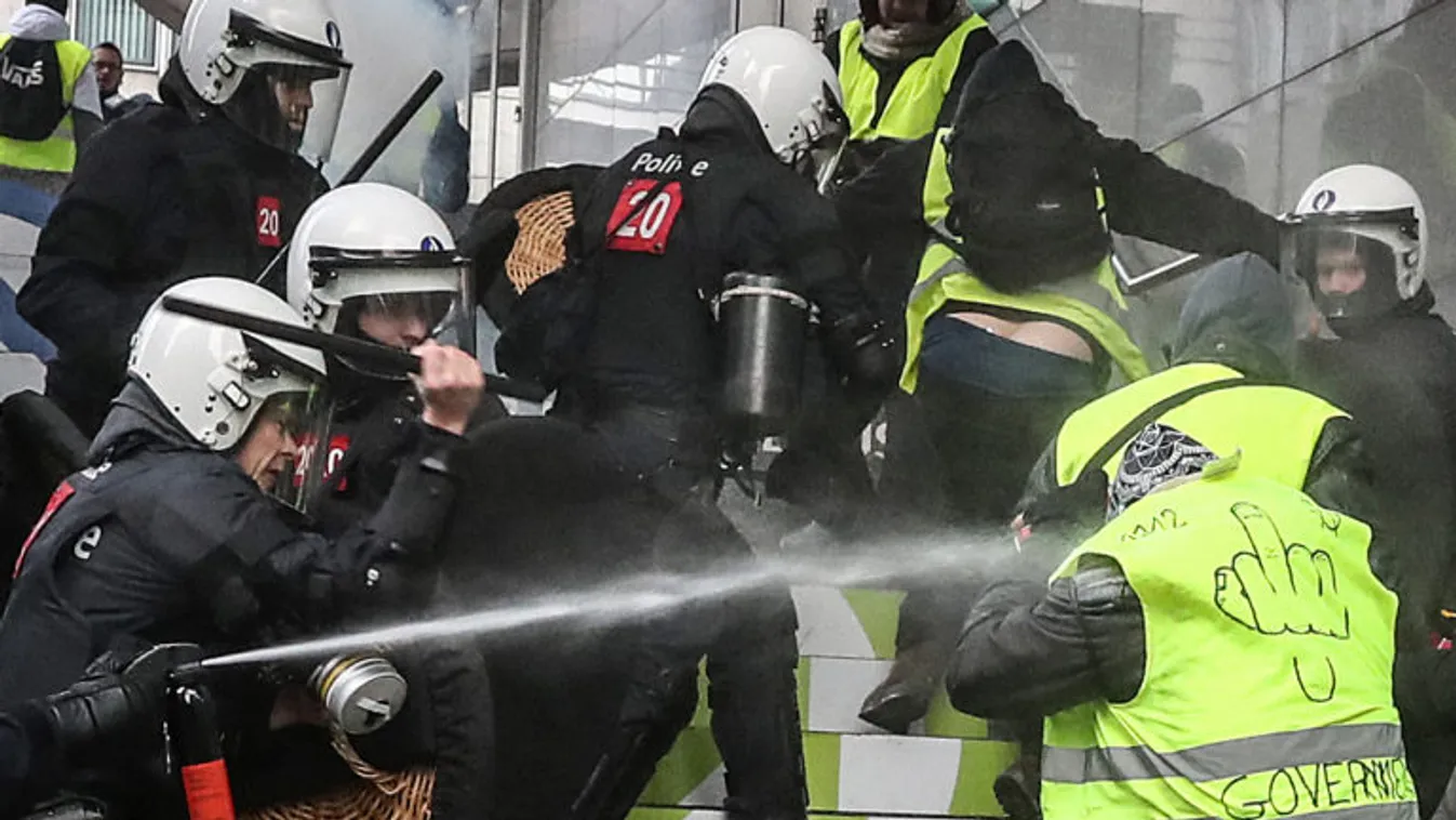 Összeomlófélben a Nyugatra jellemző politikai stabilitás