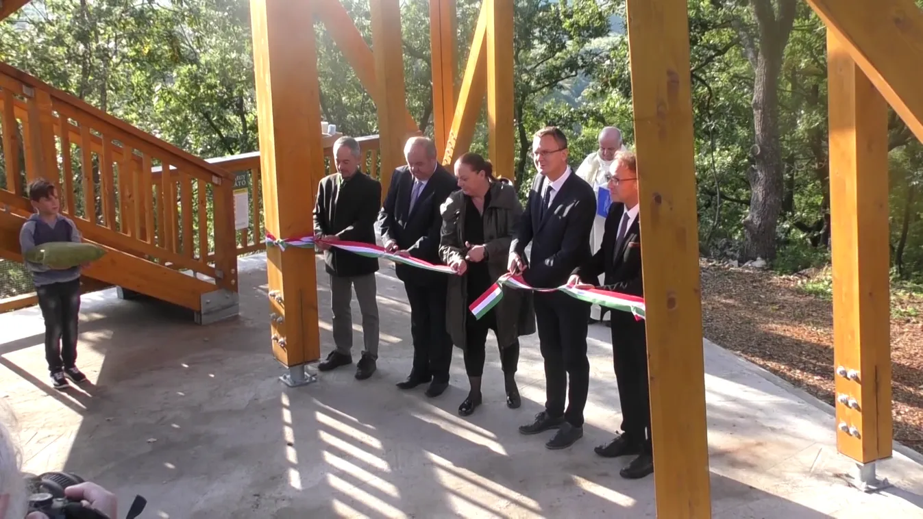 Új kilátót adtak át a Börzsönyben