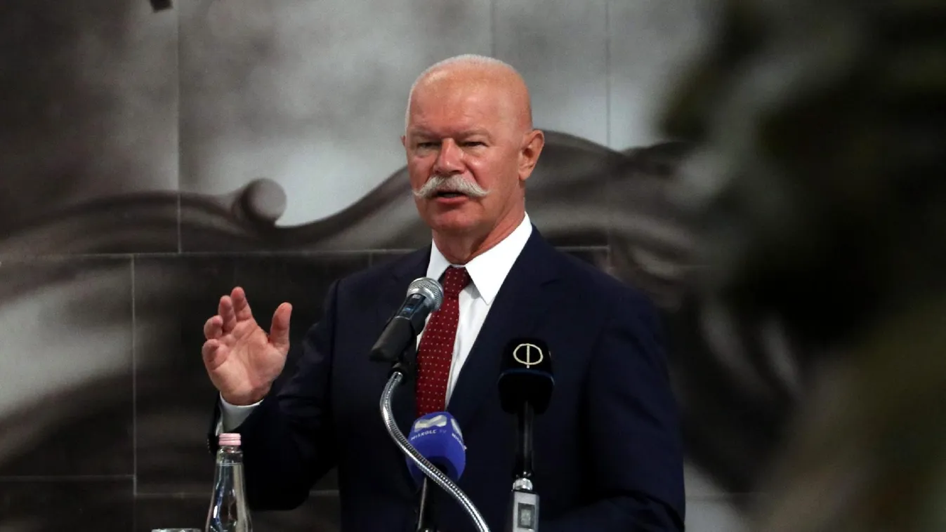 Állami kitüntetéseket, művészeti díjakat adott át az ünnep alkalmából Csák János