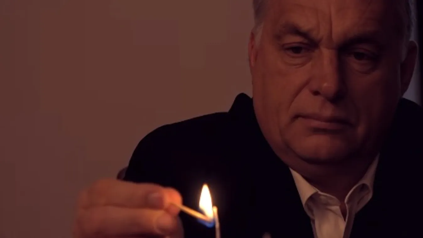 Orbán Viktor meggyújtotta az első gyertyát az adventi koszorún