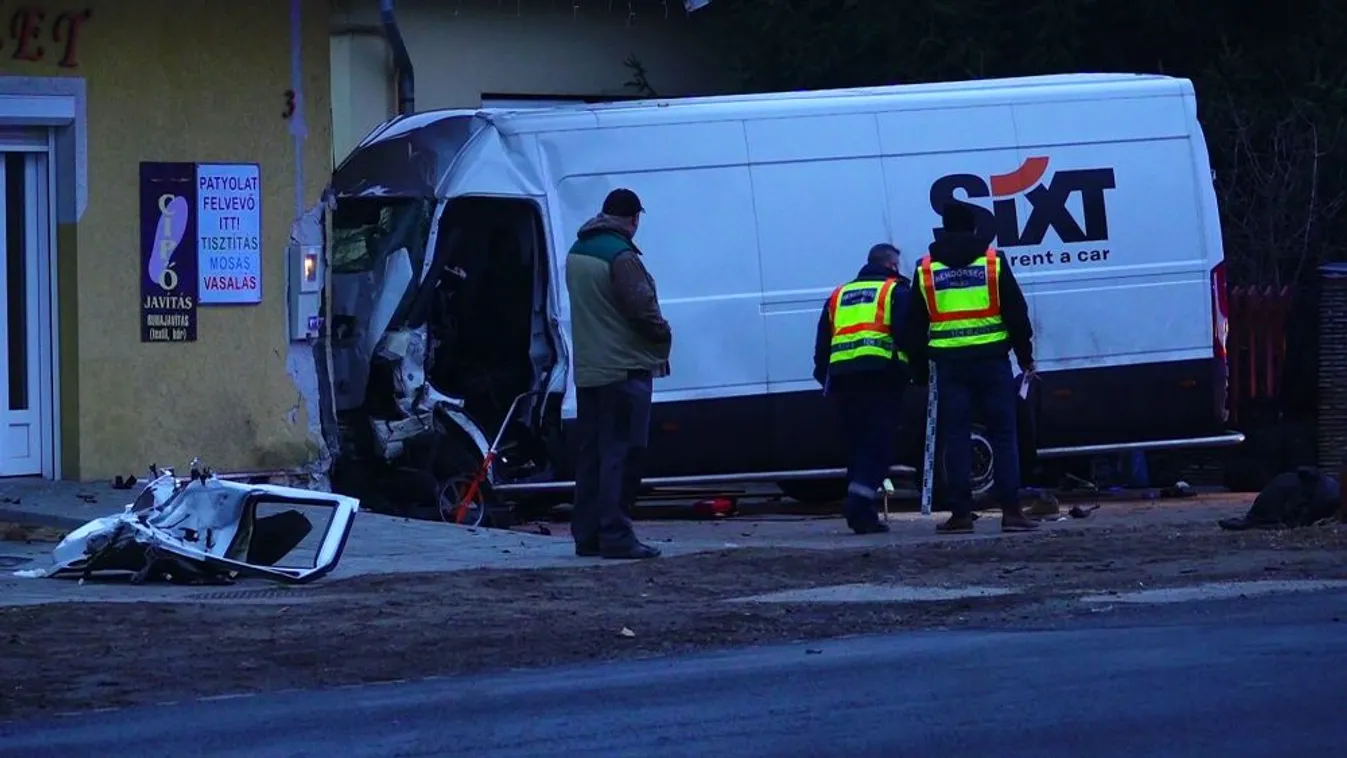 Házfalnak csapódott furgonjával egy embercsempész Forráskúton