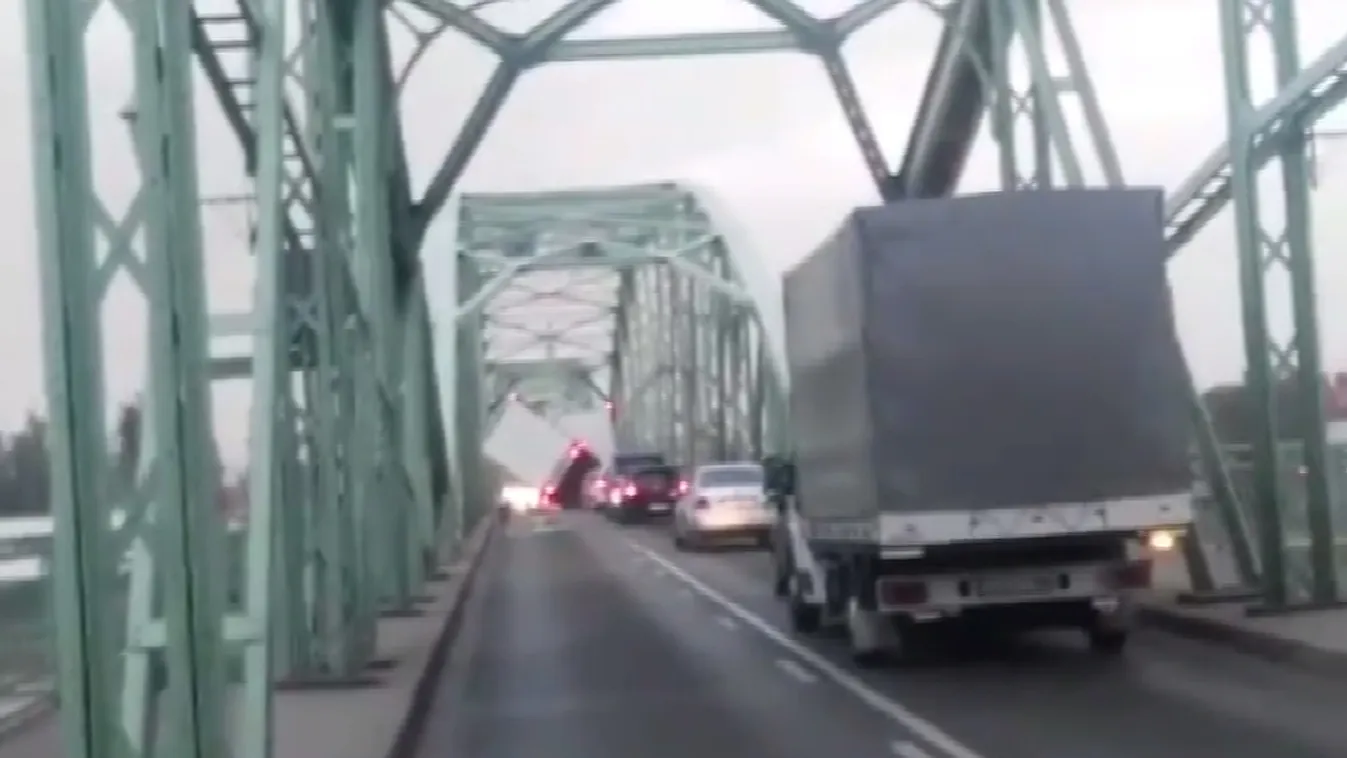 Felborított a viharos szél egy teherautót