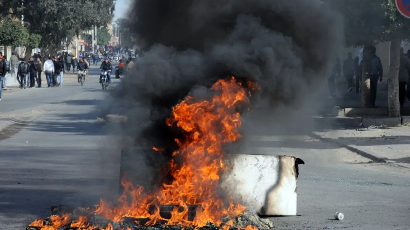 Könnygázt kapott a forrongó tömeg