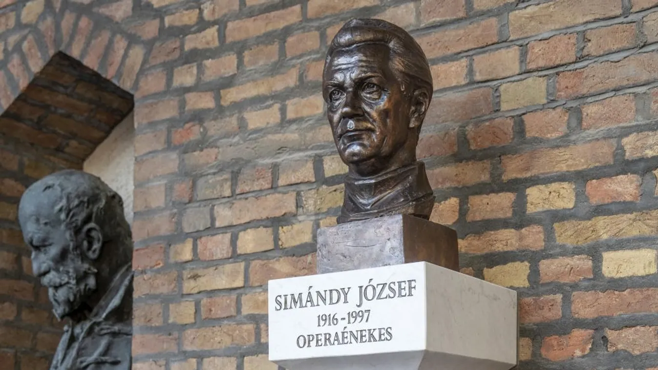 Felavatták Simándy József szobrát Szegeden
