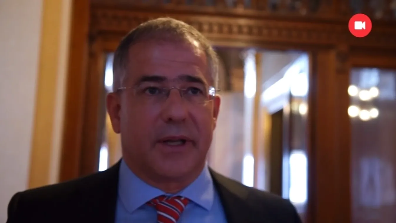 Kósa szerint teljesen emberi, hogy válaszadás helyett beugrik a liftbe