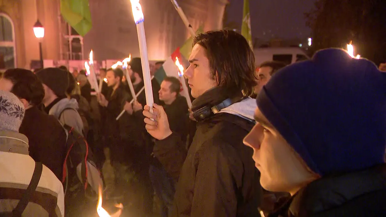 Fáklyás demonstráció a Sándor-palotánál