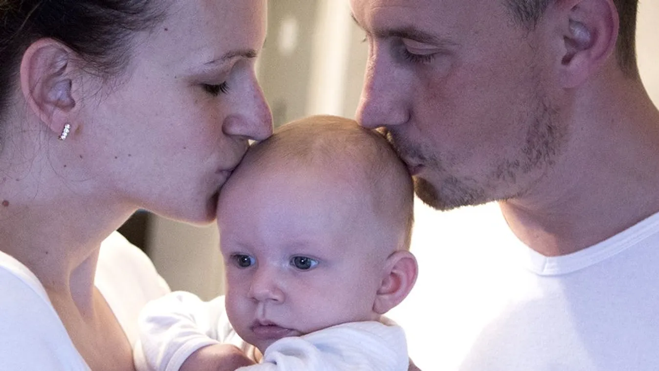 Szülés után egy nappal mehetne az anya és a baba