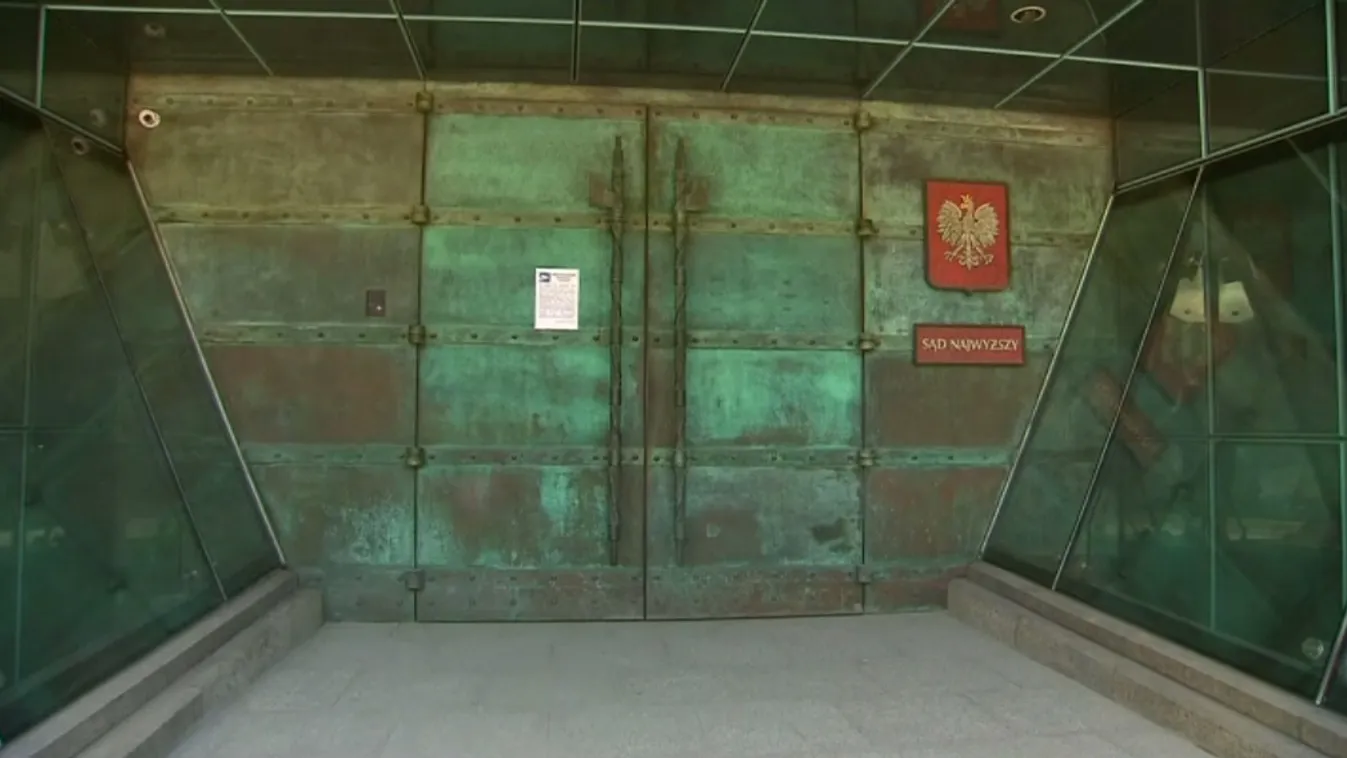 Felfüggesztik a legfelsőbb bíróság átalakítását Lengyelországban