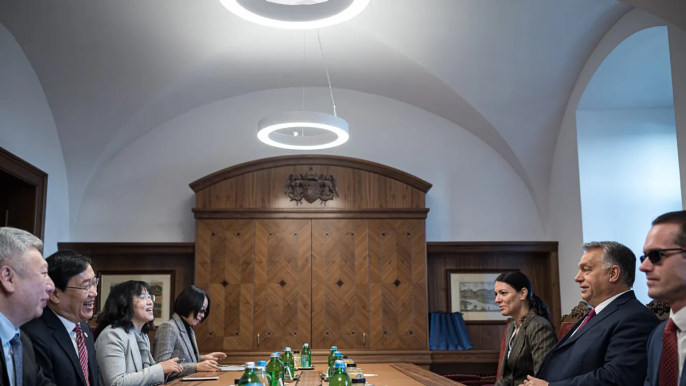 Orbán Viktor a kínai Fudan Egyetem vezetőivel tárgyalt