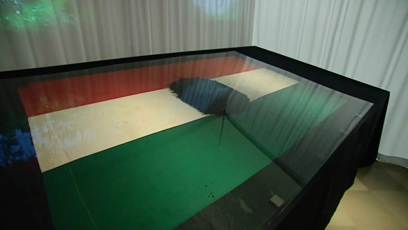 A Nemzeti Múzeumban tekinthető meg a Széna téri lyukas zászló