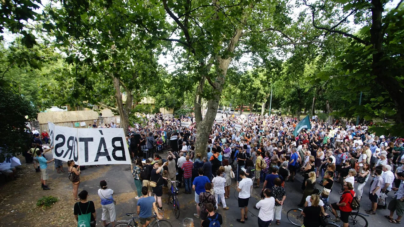 Bródy, Puzsér, TGM és Lányi a ligetvédők mellett