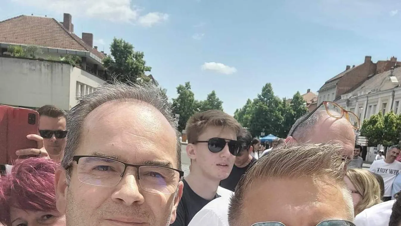 A Gyurcsányék által támogatott politikussal is szelfizett Magyar Péter