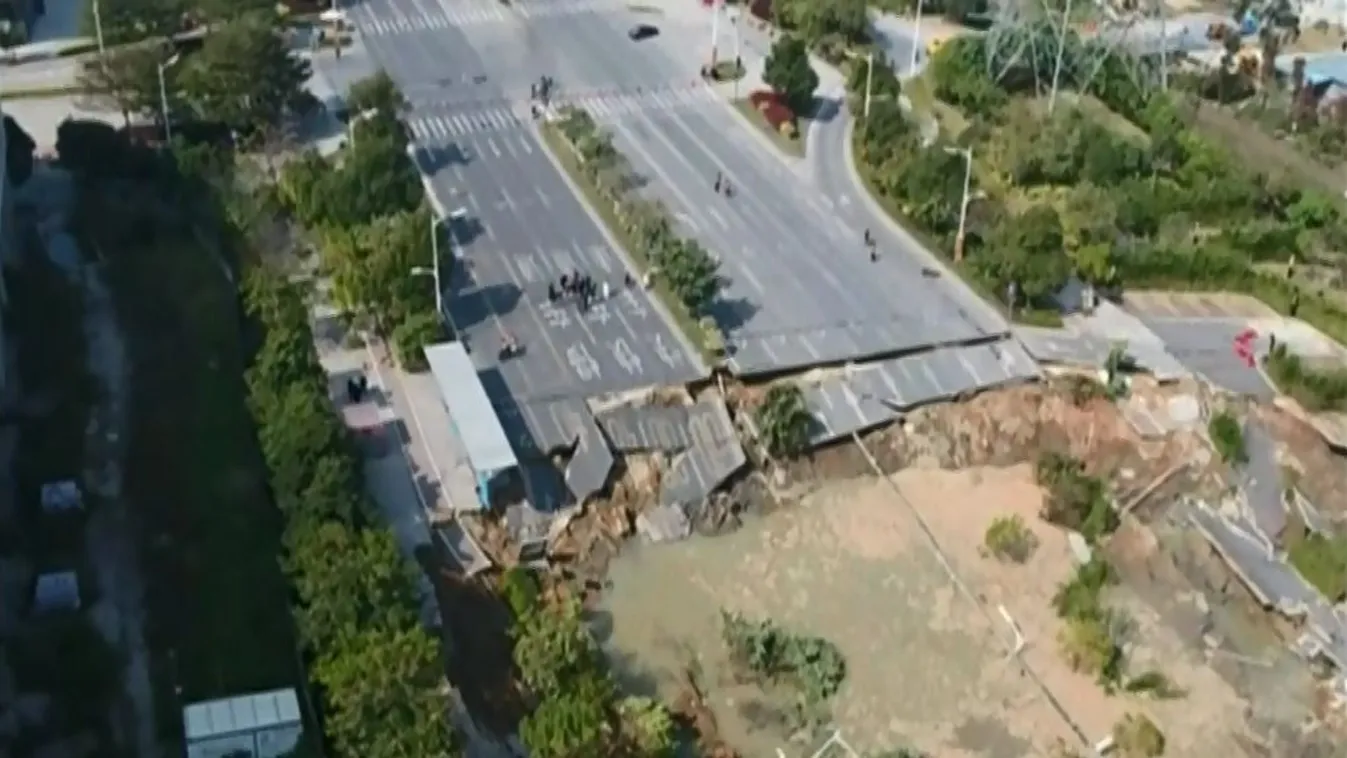 Beszakadt az út, nyolcan meghaltak