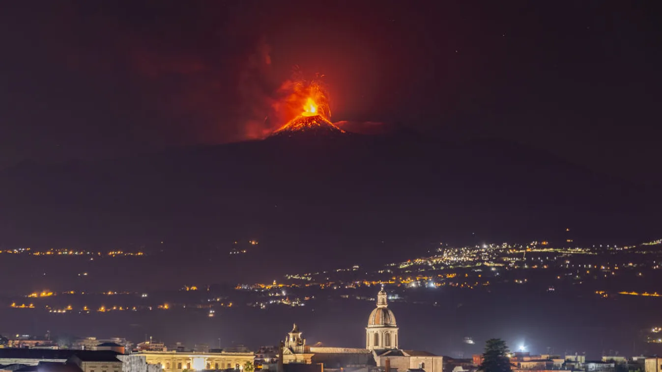 Nagy mennyiségű lávát okádott az Etna