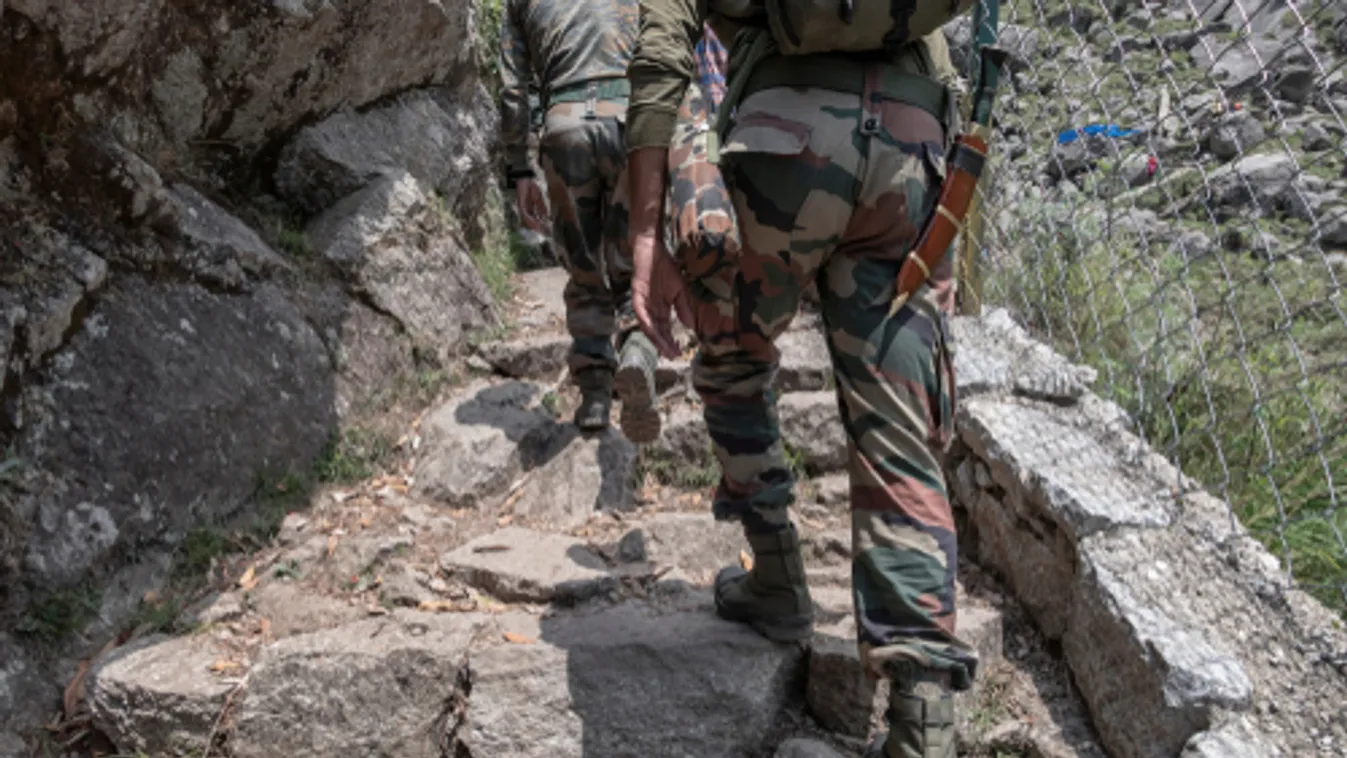 Nagy számban állomásoztat katonai erőt a Himaláján húzódó közös határa mentén India és Kína