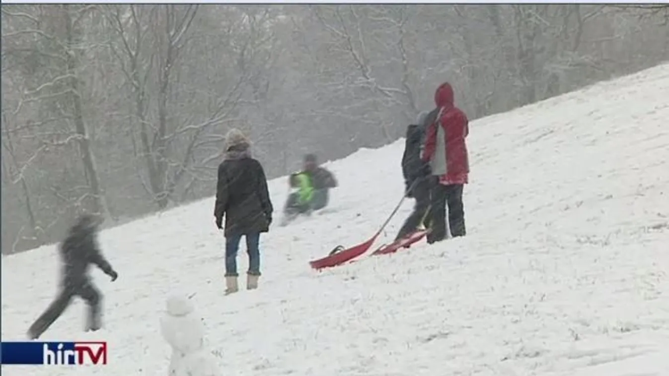 Baleseteket okozott a havazás, a síelők azonban örülnek