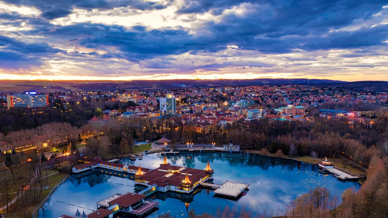 Holdfényfürdőzés a Hévízi-tavon