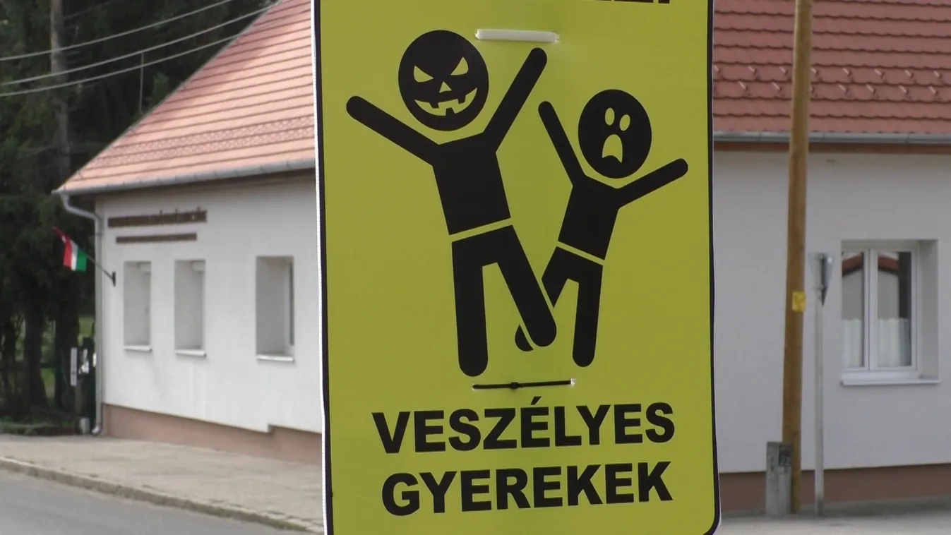 Tréfásnak szánt táblákkal harcol a gyorshajtók ellen a Kétfarkú Kutya Párt + videó