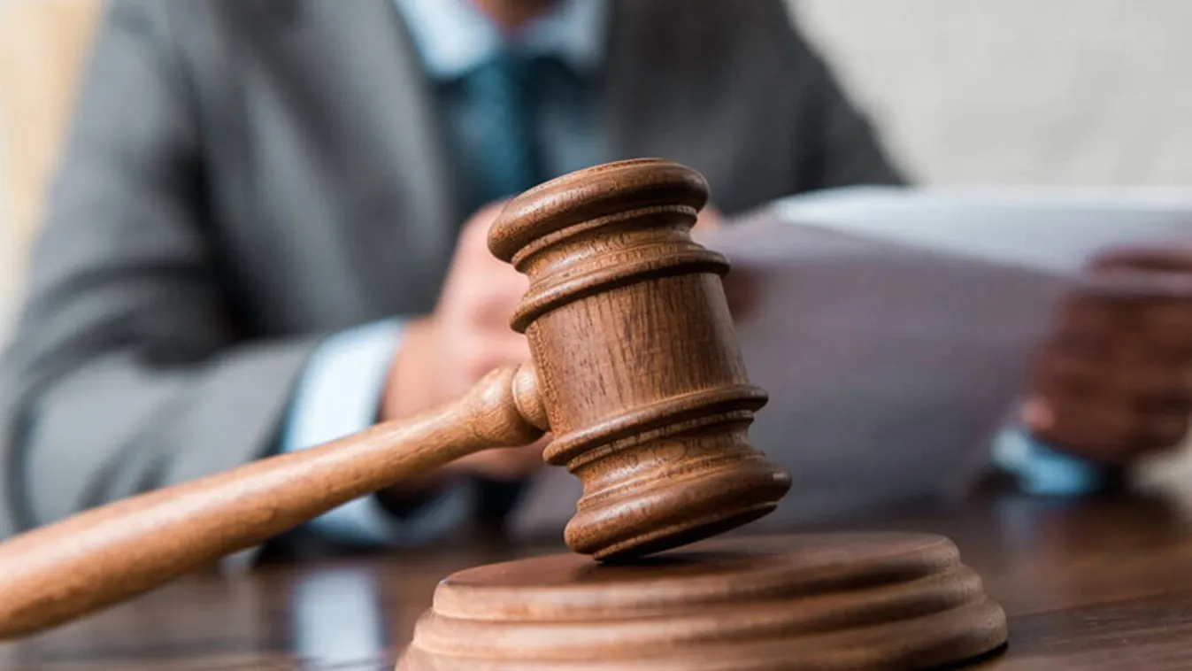 A vád szerint bódult állapotban vezetett és a rendőröket is megkínálta a kábítószerből