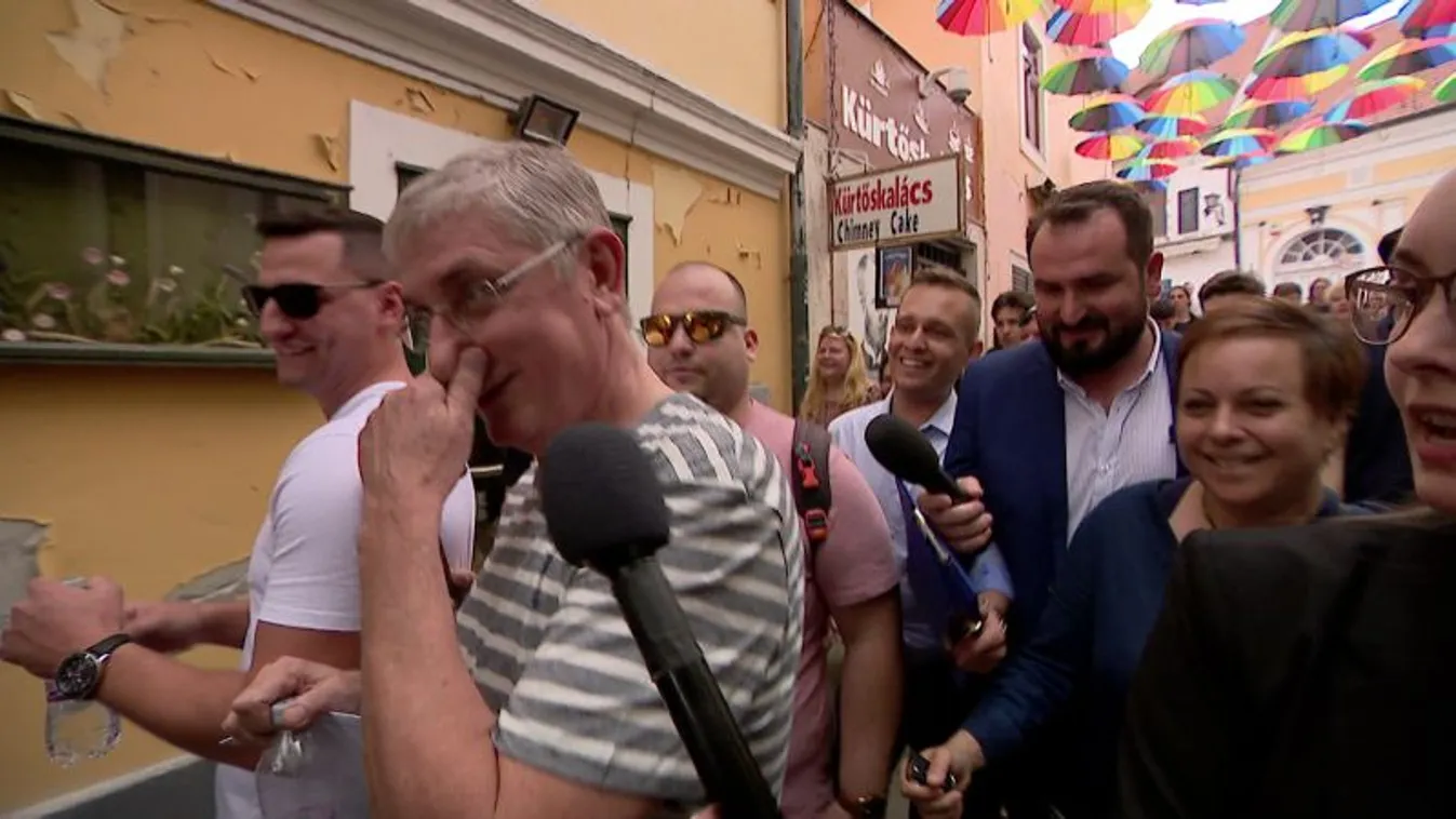 Gyurcsány szimpatizánsai lökdösődéssel akadályozták a HírTV munkáját