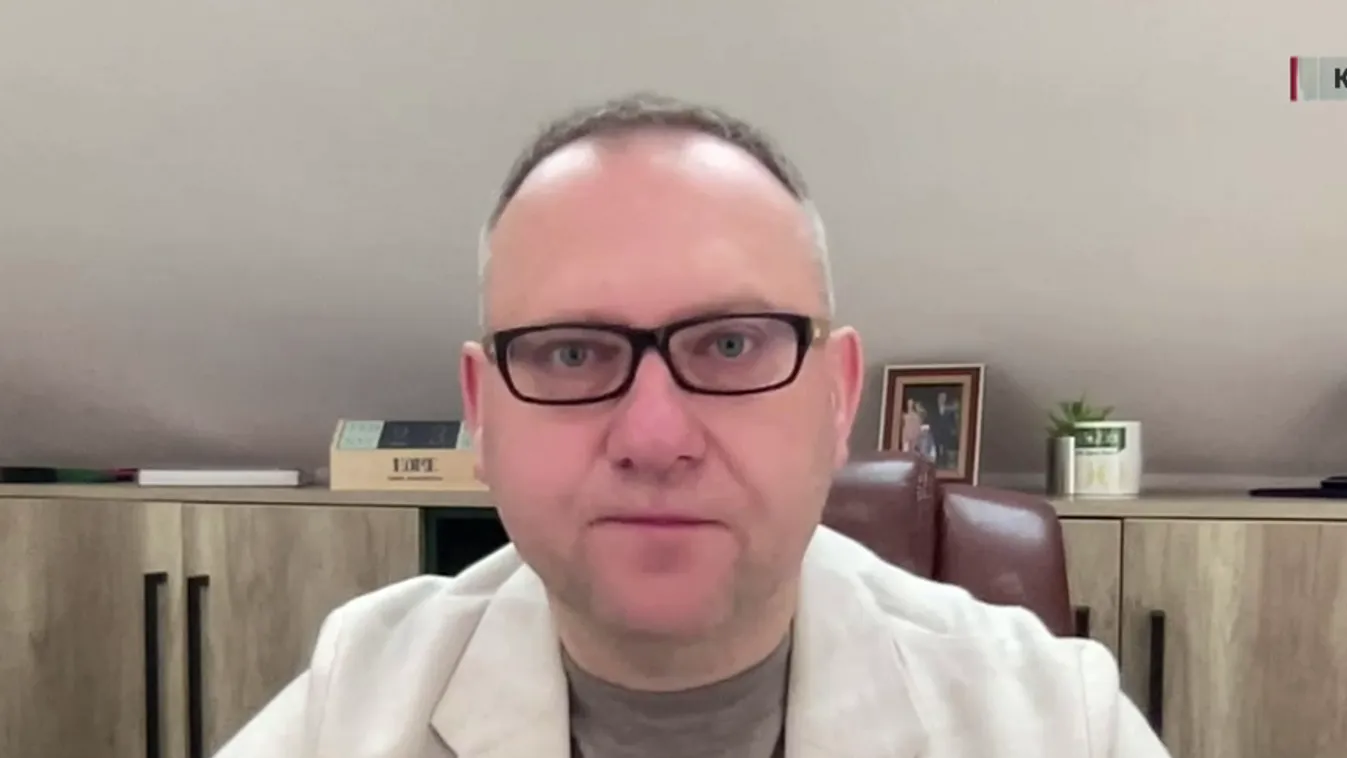 Odesszában egy fa tetejére menekült egy férfi a toborzók elől + videó