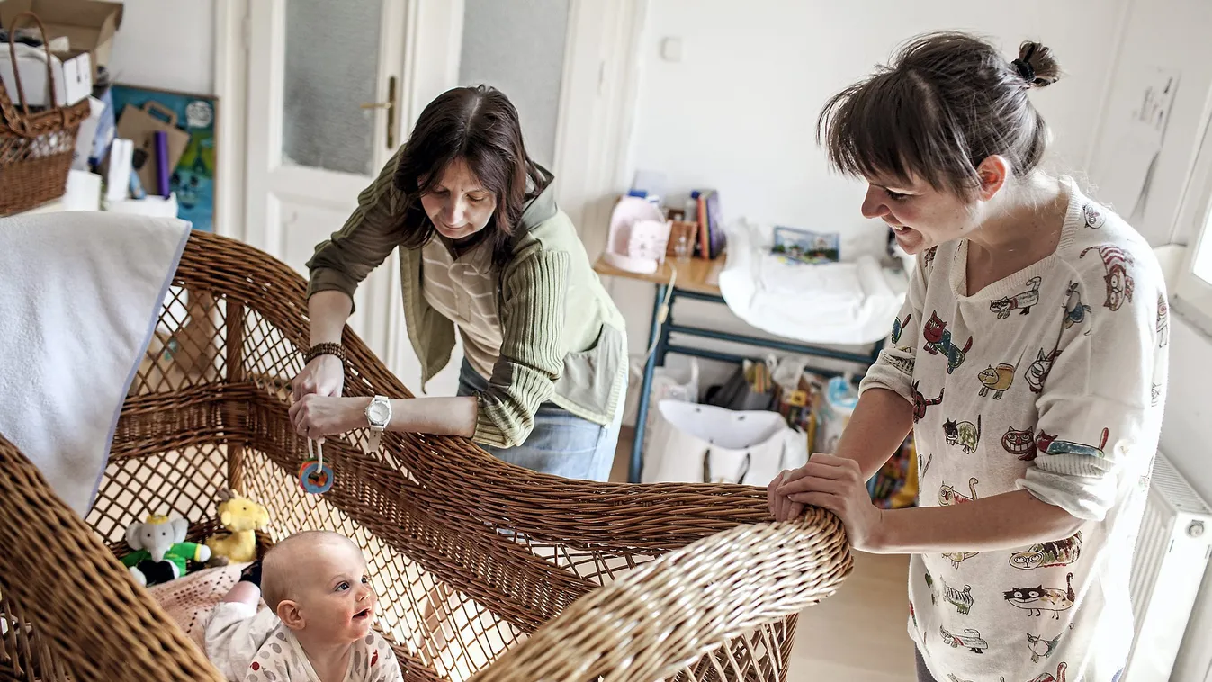 Alamizsnát kapnak emelésként a védőnők