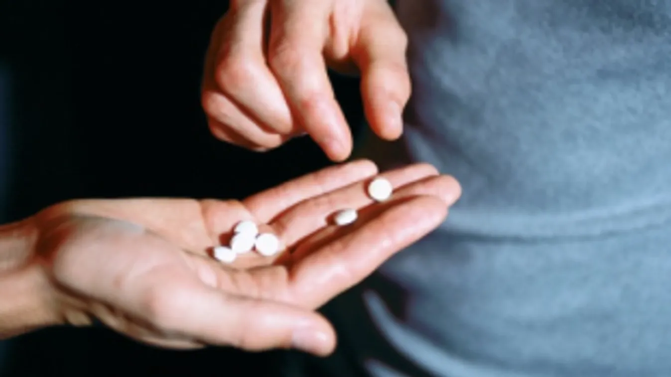 Ecstasyt, kristályt és egyéb pszichoaktív szereket terítettek