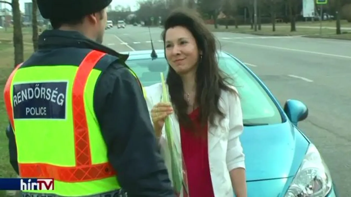 Virággal köszöntötték a rendőrök a nőket