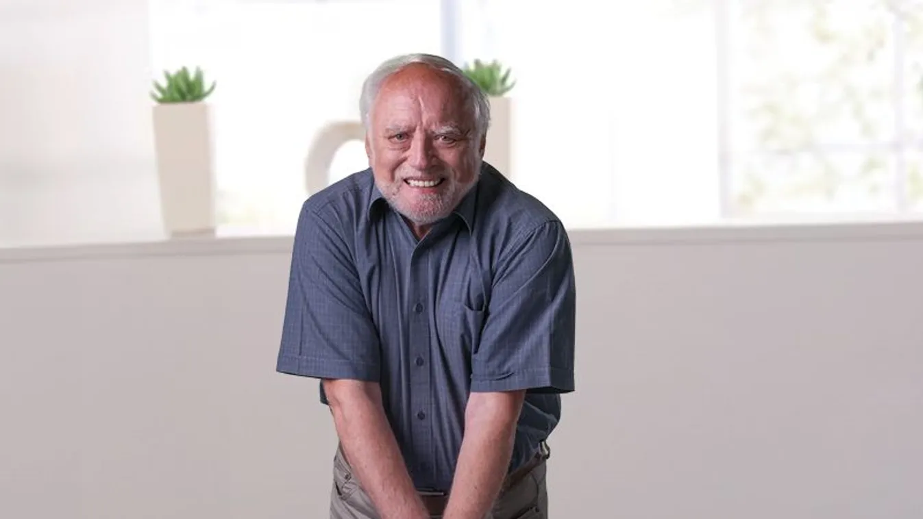 „Akkor nyomjuk neki” – slágerekre mutatja meg az újraélesztés helyes módját Hide the Pain Harold