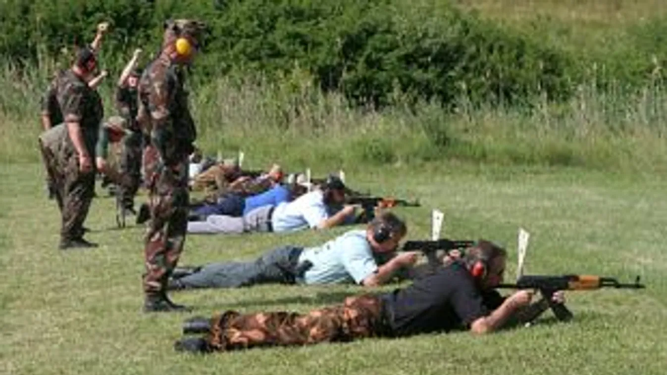 Több mint kétezer fiatal vehet részt idén honvédelmi táborokban