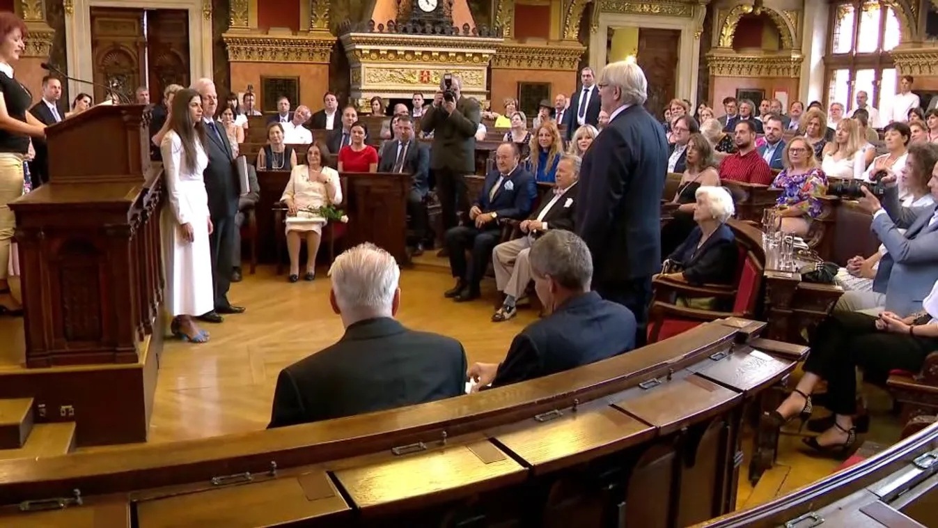 Átadták Budapest díszpolgári címeit