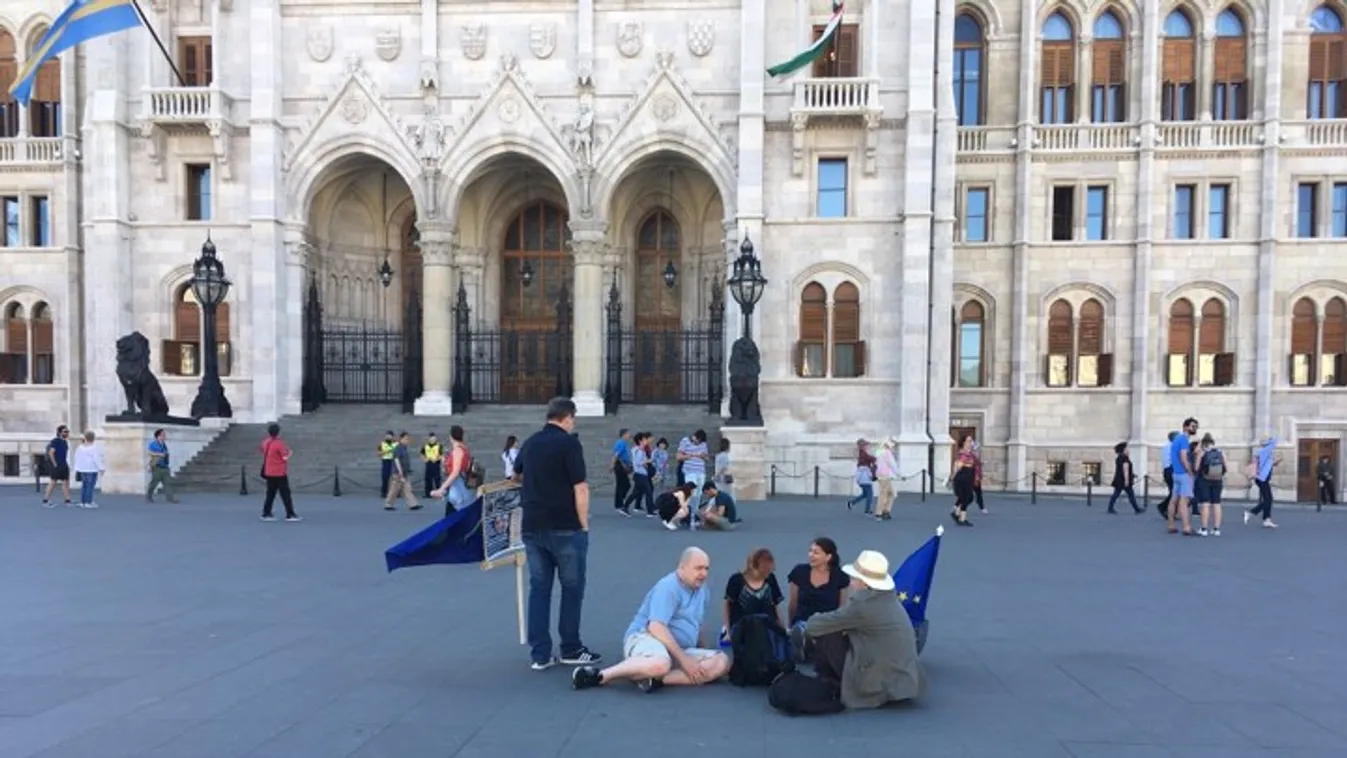 Hajnal ötig maradhatnak a Kossuth téren a tüntetők
