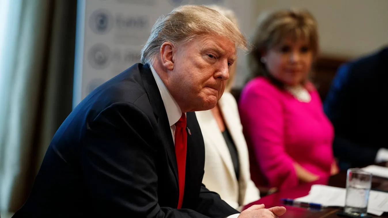 Trump elítélte a közösségi médiát, miután a Facebook kitiltott több embert