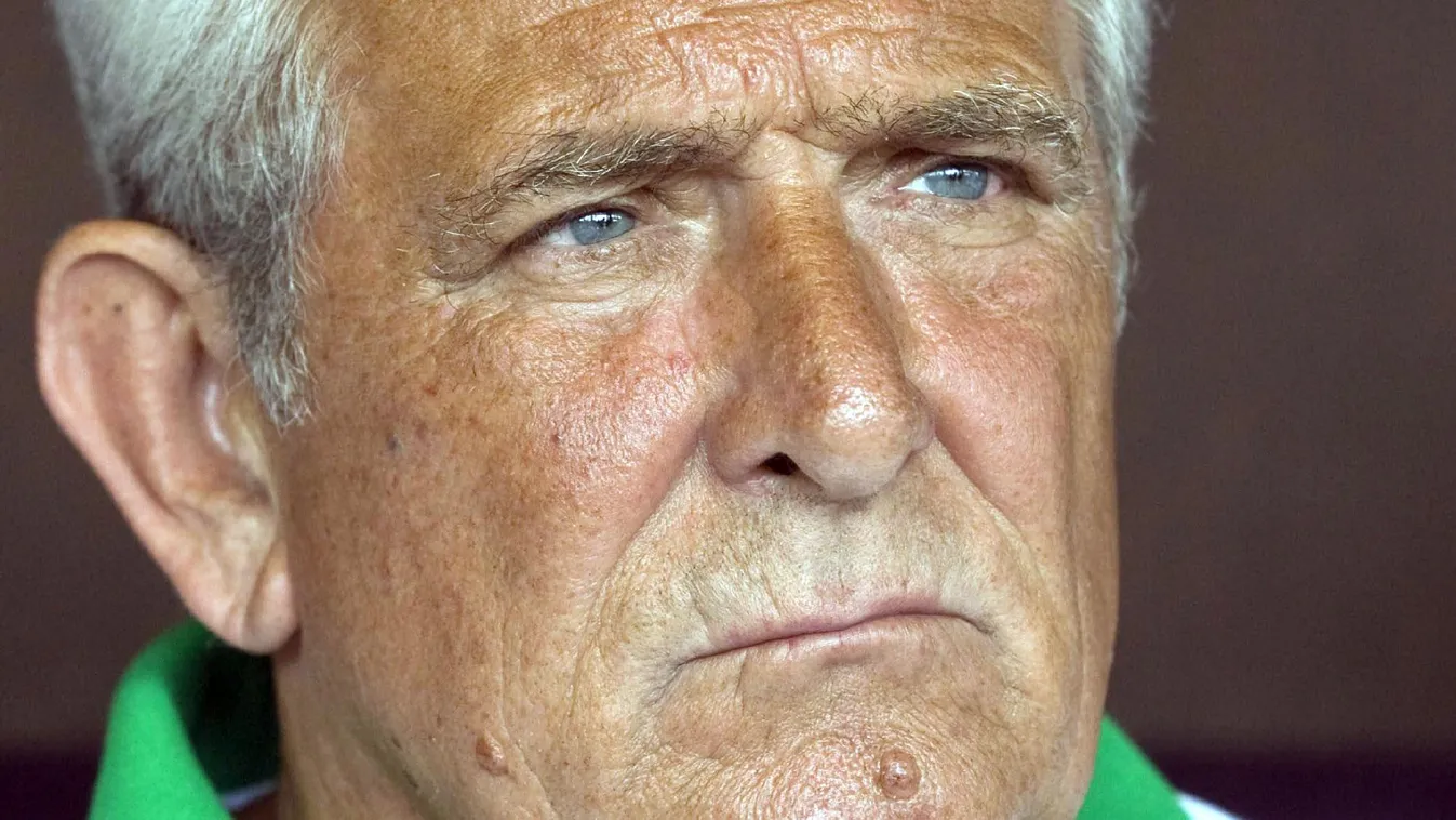 Kiss feldúltan távozott az ülésről, kitüntetései maradnak