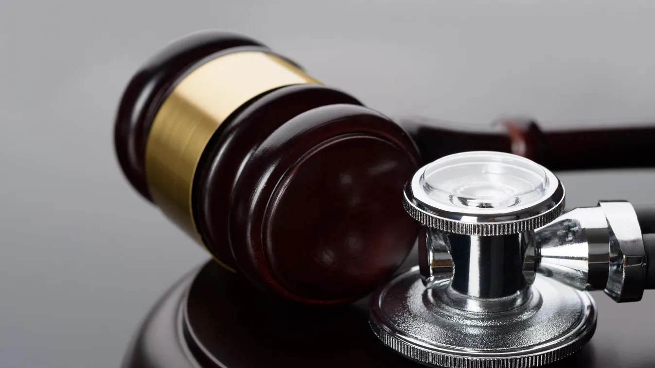 Vádat emelt az ügyészség egy férfi ellen, aki kilökte barátnőjét a tizedik emeletről